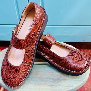 ✨NEW✨ Alegria Brown Leather Embossed Mary Jane with Buckle